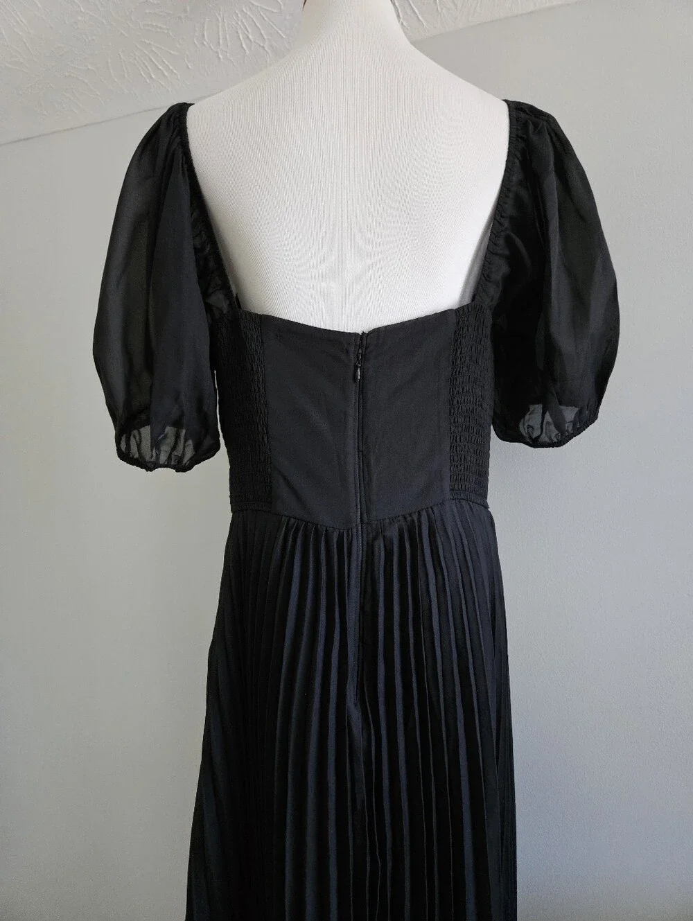 Abercrombie & Fitch | Elegant Black Pleated Maxi Dress with Puff Sleeves